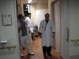 診察を終了した医師は、次の患者の所に急ぎます。